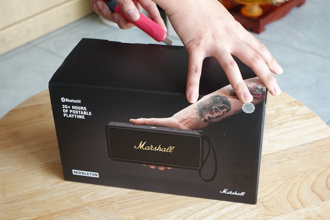 Marshall Middleton: loa di động âm thanh 360 độ, bass mạnh, kháng nước IP67, pin hơn 20h